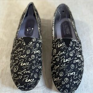 BOBS from Sketchers Black & Cream Peace & Love Canvas Women’s 6 1/2 Slip On Flat